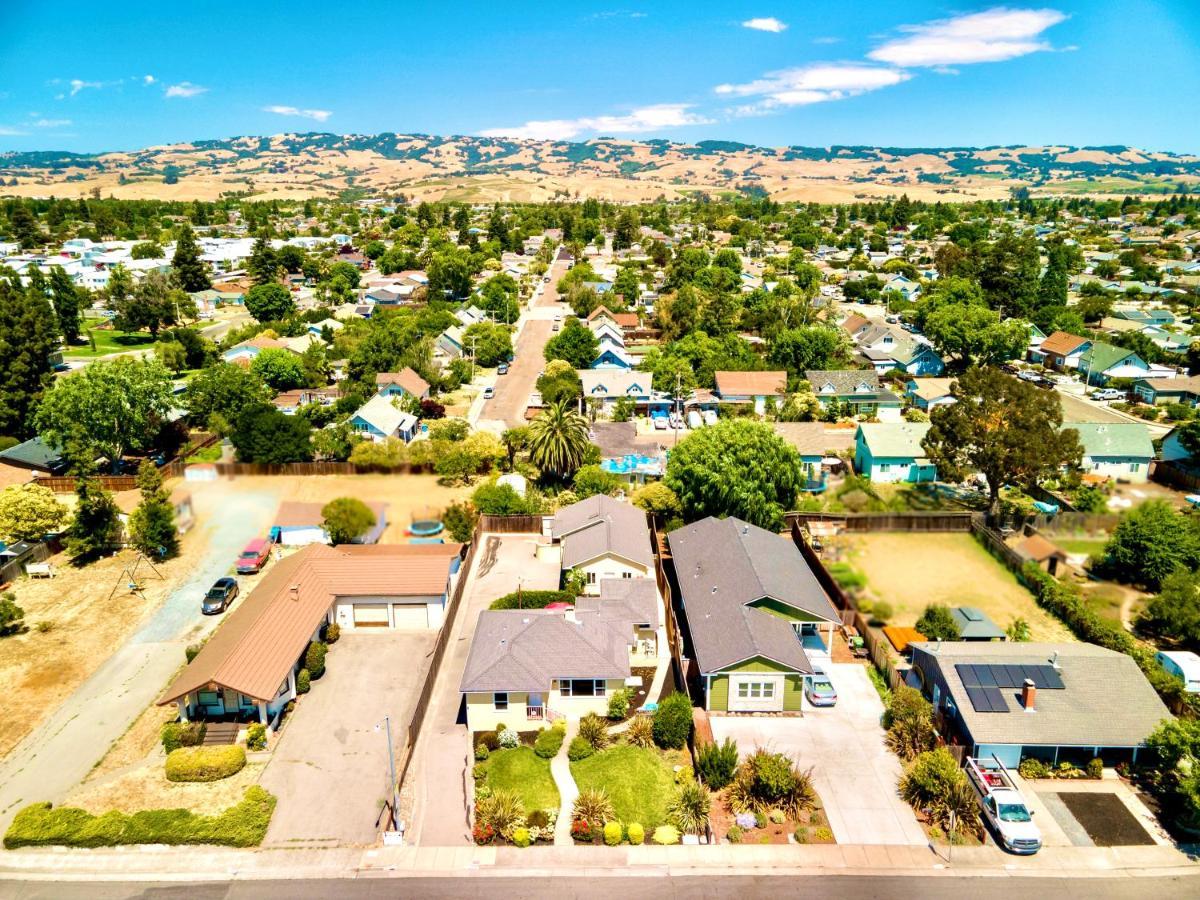 Spacious Renovated Petaluma Home- Pool Table, Fire Pit, Parking Екстериор снимка